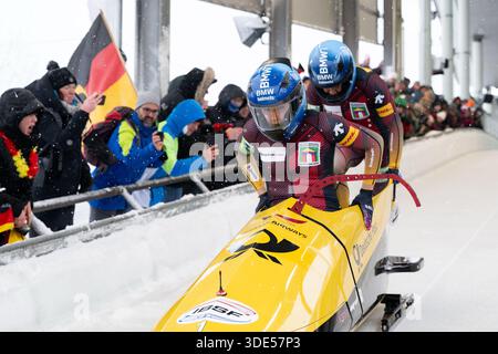 WINTERBERG, ALLEMAGNE - 04 JANVIER : Laura Nolte et Deborah Levi, d'Allemagne, s'affrontent le jour 3 de la Coupe du monde IBSF 2025/2026 au Veltins Ice Arena de Winterberg lors de la Heat 1 de la compétition de bobsleigh à 2 femmes le 04.1.2026 en Northrhine-Westphalie/Allemagne. Photo © Oliver Kremer / Beautiful Sports. Banque D'Images