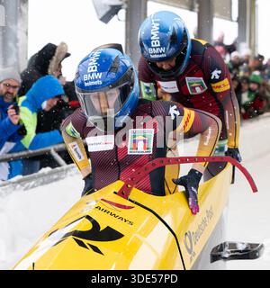 WINTERBERG, ALLEMAGNE - 04 JANVIER : Laura Nolte et Deborah Levi, d'Allemagne, s'affrontent le jour 3 de la Coupe du monde IBSF 2025/2026 au Veltins Ice Arena de Winterberg lors de la Heat 1 de la compétition de bobsleigh à 2 femmes le 04.1.2026 en Northrhine-Westphalie/Allemagne. Photo © Oliver Kremer / Beautiful Sports. Banque D'Images