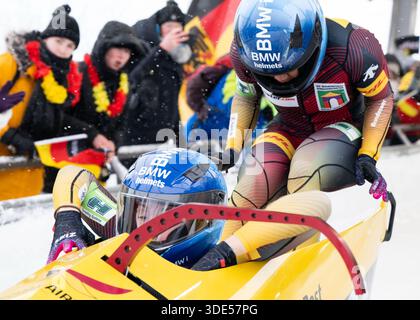 WINTERBERG, ALLEMAGNE - 04 JANVIER : Laura Nolte et Deborah Levi, d'Allemagne, s'affrontent le jour 3 de la Coupe du monde IBSF 2025/2026 au Veltins Ice Arena de Winterberg lors de la Heat 1 de la compétition de bobsleigh à 2 femmes le 04.1.2026 en Northrhine-Westphalie/Allemagne. Photo © Oliver Kremer / Beautiful Sports. Banque D'Images