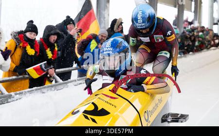 WINTERBERG, ALLEMAGNE - 04 JANVIER : Laura Nolte et Deborah Levi, d'Allemagne, s'affrontent le jour 3 de la Coupe du monde IBSF 2025/2026 au Veltins Ice Arena de Winterberg lors de la Heat 1 de la compétition de bobsleigh à 2 femmes le 04.1.2026 en Northrhine-Westphalie/Allemagne. Photo © Oliver Kremer / Beautiful Sports. Banque D'Images