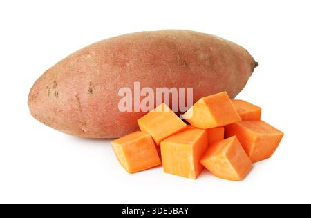 Patates douces entières et coupées isolées sur blanc Banque D'Images