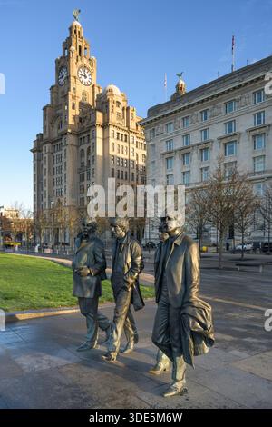 La statue des Beatles à Pier Head à Liverpool, Angleterre Royaume-Uni Banque D'Images