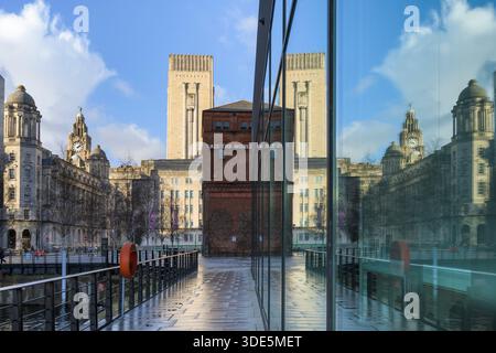 Paysage urbain du Royal Liver Building et de la tour de ventilation du tunnel Queensway à Liverpool, Angleterre, Royaume-Uni Banque D'Images