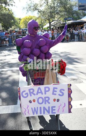 4 janvier 2026, Coconut Grove, Floride, États-Unis : les participants marchent pendant la 42e parade annuelle King Mango Strut. Le défilé satirique célèbre le bizarre, merveilleux et incroyablement inattendu à travers des costumes, de la musique et des performances communautaires, à Coconut Grove, en Floride, le 4 janvier 2026. (Crédit image : © Michele Eve Sandberg/ZUMA Press Wire) USAGE ÉDITORIAL SEULEMENT ! Non destiné à UN USAGE commercial ! Banque D'Images