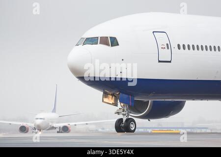 Avion roulant sur piste, se préparant au décollage, conditions nuageuses basses, mauvaise visibilité, brouillard Banque D'Images