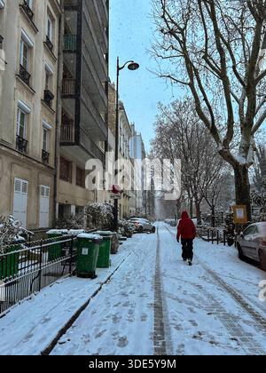 Paris, France, Scène de rue, Gens, Homme marchant, Tempête de neige, Conditions météorologiques extrêmes Banque D'Images
