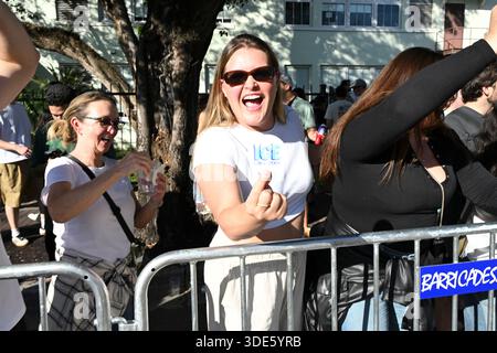 4 janvier 2026, Coconut Grove, Floride, États-Unis : les participants marchent pendant la 42e parade annuelle King Mango Strut. Le défilé satirique célèbre le bizarre, merveilleux et incroyablement inattendu à travers des costumes, de la musique et des performances communautaires, à Coconut Grove, en Floride, le 4 janvier 2026. (Crédit image : © Michele Eve Sandberg/ZUMA Press Wire) USAGE ÉDITORIAL SEULEMENT ! Non destiné à UN USAGE commercial ! Banque D'Images