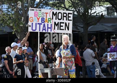 4 janvier 2026, Coconut Grove, Floride, États-Unis : les participants marchent pendant la 42e parade annuelle King Mango Strut. Le défilé satirique célèbre le bizarre, merveilleux et incroyablement inattendu à travers des costumes, de la musique et des performances communautaires, à Coconut Grove, en Floride, le 4 janvier 2026. (Crédit image : © Michele Eve Sandberg/ZUMA Press Wire) USAGE ÉDITORIAL SEULEMENT ! Non destiné à UN USAGE commercial ! Banque D'Images