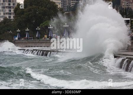 Tempête d'automne sur la mer, brisant d'énormes vagues près du remblai. Mer orageuse Banque D'Images