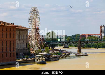 Grande roue installée en été sur le Quai de l’exil Républicain Espagnol à Toulouse Banque D'Images