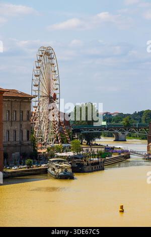 Grande roue installée en été sur le Quai de l’exil Républicain Espagnol à Toulouse Banque D'Images