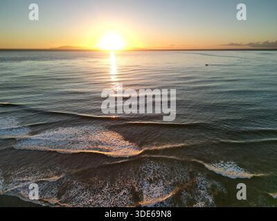 Vue aérienne du coucher de soleil sur les îles Anglo-Normandes dans l'océan Pacifique au large de la côte californienne Banque D'Images