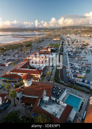 Vue aérienne du village du port de Ventura et de la marina avec des boutiques et des restaurants le long de l'eau Banque D'Images