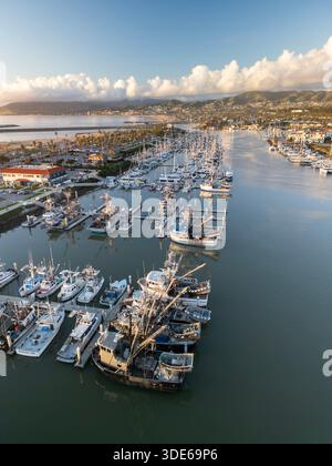 Vue aérienne verticale de voiliers amarrés dans le port de Ventura, le long de la côte californienne au coucher du soleil Banque D'Images