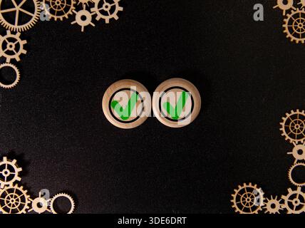 Cochez la case garantir des icônes correctes sur les cubes en bois sur fond, l'Organisation internationale de normalisation ISO et la certification de contrôle de qualité Banque D'Images