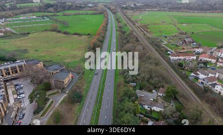 Keynsham, Royaume-Uni, le 28 décembre 2025 : vue d'un drone, regardant vers le bas du contournement de Keynsham en direction de Bath. Banque D'Images