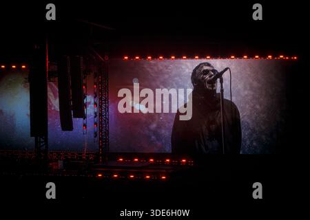 Liam Gallagher sur scène lors de la très attendue réunion Oasis à l'été 2025 Banque D'Images