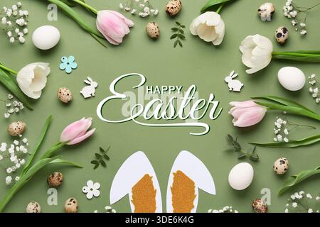 Carte de voeux de Pâques avec des œufs, des oreilles de lapin et des fleurs sur fond vert Banque D'Images