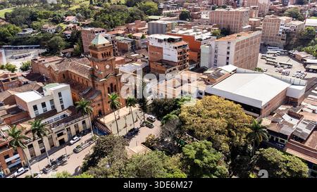 Girardota, Antioquia - Colombie. 30 décembre 2025. Vue panoramique drone de la commune, située à 26,1 km de Medellin. Banque D'Images