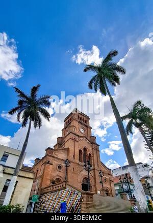 Girardota, Antioquia - Colombie. 30 décembre 2025. Cathédrale notre-Dame du Rosaire, une église catholique. Banque D'Images
