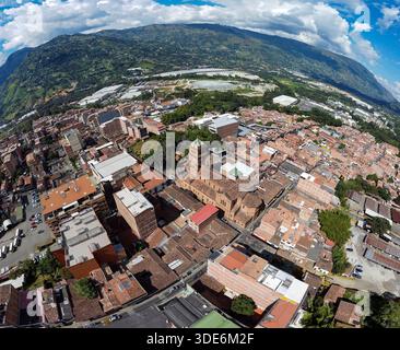 Girardota, Antioquia - Colombie. 30 décembre 2025. Photographie panoramique par drone. La municipalité a été fondée le 21 septembre 1833. Banque D'Images