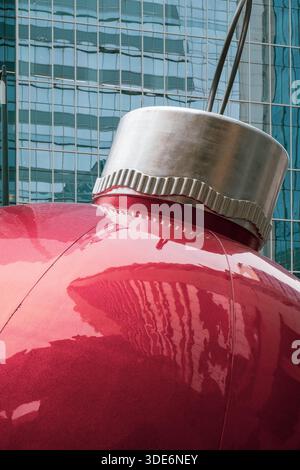 Ornement de Noël rouge géant dans le quartier chic de Charlotte, NC Banque D'Images