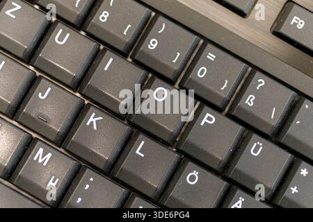 Clavier d'ordinateur noir affichant des touches de lettres et de chiffres Banque D'Images