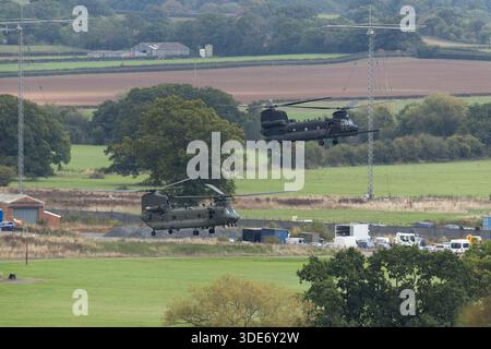 SURVOLEZ la 160e opération spéciale Chinook MH-47 Banque D'Images
