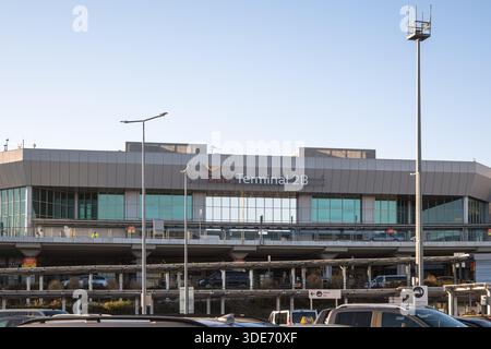 L'extérieur du bâtiment du terminal 2B de l'aéroport international Ferenc Liszt de Budapest, Hongrie Banque D'Images