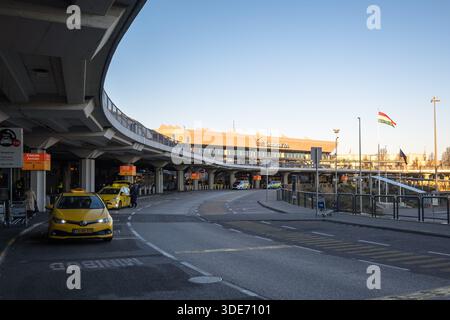 Taxis au niveau des arrivées à l'aéroport international Ferenc Liszt de Budapest, Hongrie Banque D'Images