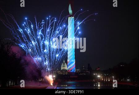 Washington, États-Unis. 05 janvier 2026. Des feux d'artifice éclatent derrière le Washington Monument lors de la célébration du 250e anniversaire des États-Unis à Washington, DC, États-Unis le 5 janvier 2026. Photo Olivier Douliery/ABACAPRESS.COM crédit : Abaca Press/Alamy Live News Banque D'Images