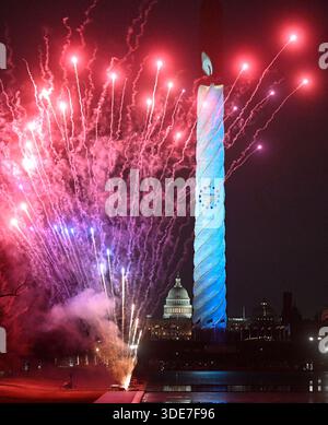 Washington, États-Unis. 05 janvier 2026. Des feux d'artifice éclatent derrière le Washington Monument lors de la célébration du 250e anniversaire des États-Unis à Washington, DC, États-Unis le 5 janvier 2026. Photo Olivier Douliery/ABACAPRESS.COM crédit : Abaca Press/Alamy Live News Banque D'Images