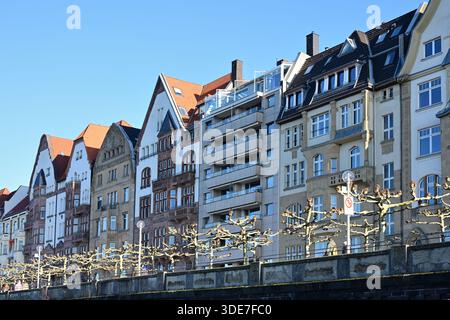 Façades colorées sur la promenade du Rhin à Düsseldorf, Allemagne Banque D'Images
