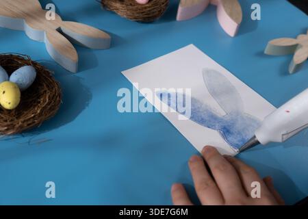 Peinture lapin DE PÂQUES préparation durable processus de bricolage de fabrication de cartes de voeux faites à la main. Activité étape par étape pour les enfants. Passe-temps inclusif et responsable de vacances de soulagement du stress. Célébration consciente Banque D'Images