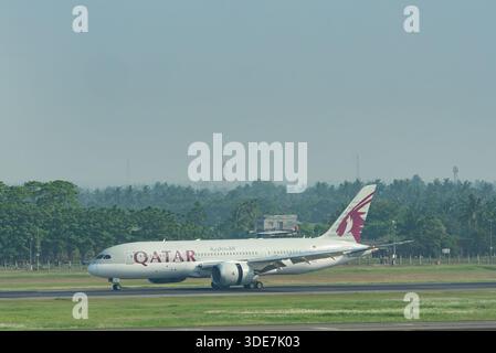 Jakarta, Indonésie - 25 octobre 2017 : Qatar Airways Boeing 787-8 Dreamliner lors de l'atterrissage à l'aéroport international Soekarno-Hatta de Jakarta, Indone Banque D'Images