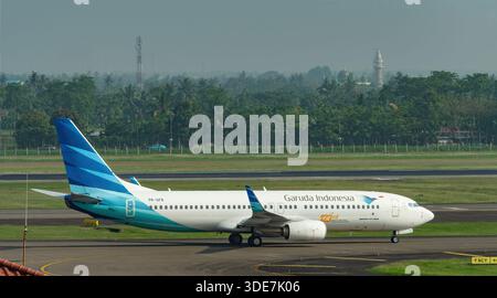 Jakarta, Indonésie - 25 octobre 2017 : Boeing 737-800 de Garuda Indonesia pendant le roulage à l'aéroport international Soekarno-Hatta de Jakarta, Indonésie. Banque D'Images