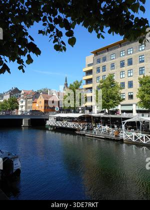 NYHAVN, COPENHAGUE, DANEMARK - le 30 MAI 2023 quartier du front de mer, des canaux et des divertissements bordé de maisons de ville aux couleurs vives des XVIIe et XVIIIe siècles Banque D'Images