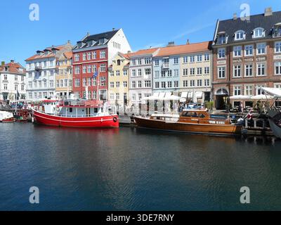 NYHAVN, COPENHAGUE, DANEMARK - le 30 MAI 2023 quartier du front de mer, des canaux et des divertissements bordé de maisons de ville aux couleurs vives des XVIIe et XVIIIe siècles Banque D'Images