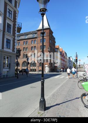 NYHAVN, COPENHAGUE, DANEMARK - le 30 MAI 2023 quartier du front de mer, des canaux et des divertissements bordé de maisons de ville aux couleurs vives des XVIIe et XVIIIe siècles Banque D'Images