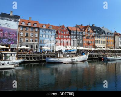 NYHAVN, COPENHAGUE, DANEMARK - le 30 MAI 2023 quartier du front de mer, des canaux et des divertissements bordé de maisons de ville aux couleurs vives des XVIIe et XVIIIe siècles Banque D'Images