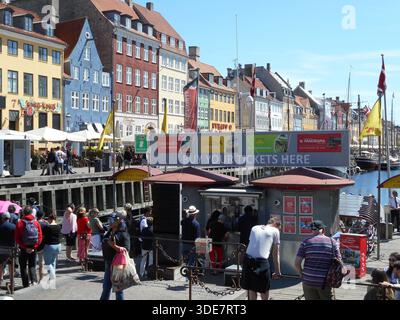 NYHAVN, COPENHAGUE, DANEMARK - le 30 MAI 2023 quartier du front de mer, des canaux et des divertissements bordé de maisons de ville aux couleurs vives des XVIIe et XVIIIe siècles Banque D'Images