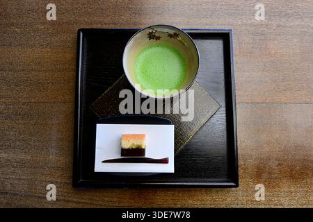 Gros plan du bol japonais traditionnel avec du thé matcha vert frais, Japon. Banque D'Images
