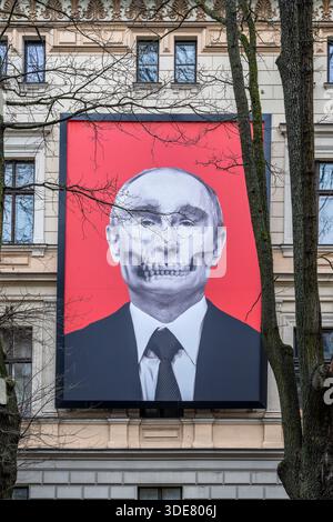 Affiche géante du président russe Vladimir Poutine accrochée à l'extérieur d'un bâtiment devant l'ambassade de Russie à Riga, Lettonie Banque D'Images