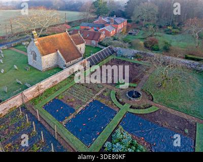 Vue aérienne de l'église St James du XIe siècle à Selham West Sussex. C'est un bâtiment classé de grade 1 Banque D'Images