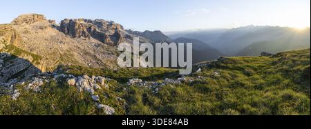 Panorama, vue sur les sommets rocheux des montagnes du Brenta à la lumière du soir, coucher de soleil sur le Groupe Adamello, paysage de montagne sur la Groste Banque D'Images