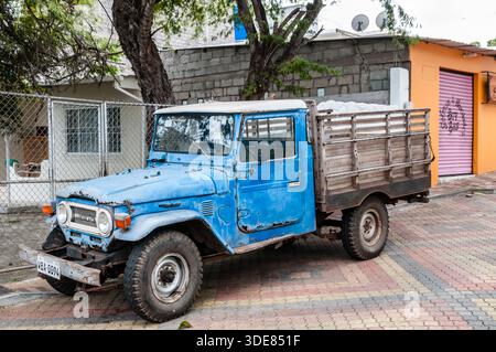 Camionnette Toyota Land Cruiser rouillée garée dans la rue, Puerto Baquerizo Moreno, île de San Cristóbal, îles Galápagos, Équateur Banque D'Images