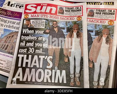 Certains Tabloid Newspapers britanniques rapportent que Ruben Amorim est limogé par Manchester United Banque D'Images