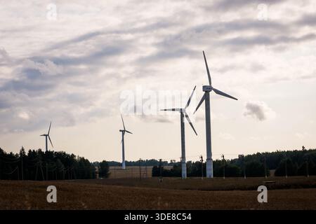 ALSUNGA, LETTONIE. 10 août 2025. WES éoliennes sur la prairie. Banque D'Images
