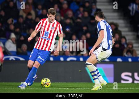 Alexander Sorloth de l'Atletico de Madrid avec le ballon lors du match LaLiga EA Sports entre la Real Sociedad et l'Atletico de Madrid à l'Estadio Reale Banque D'Images