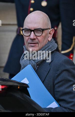Paris, France. 06 janvier 2026. Le ministre français de l’Economie, des Finances et de l’industrie, de l’Energie et de la souveraineté numérique Roland Lescure arrive pour une rencontre sur la situation des agriculteurs et de l’agriculture avec le premier ministre Sébastien Lecornu à l’Hôtel de Matignon le 6 janvier 2026. Photo de Tomas Stevens/ABACAPRESS.COM crédit : Abaca Press/Alamy Live News Banque D'Images